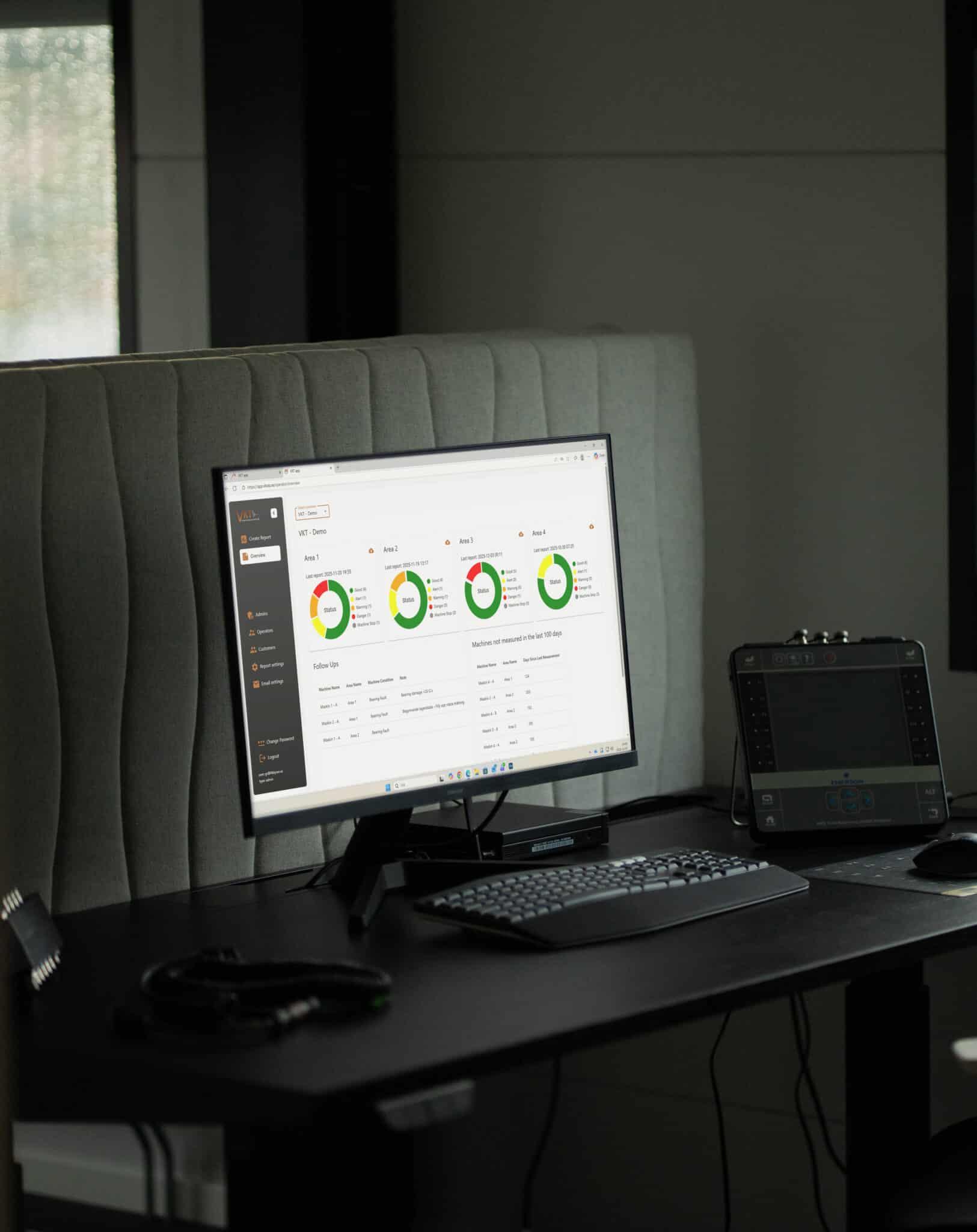 Monitor med VKT-dashboard för industriövervakning — webbprojekt av Grafikbyrån