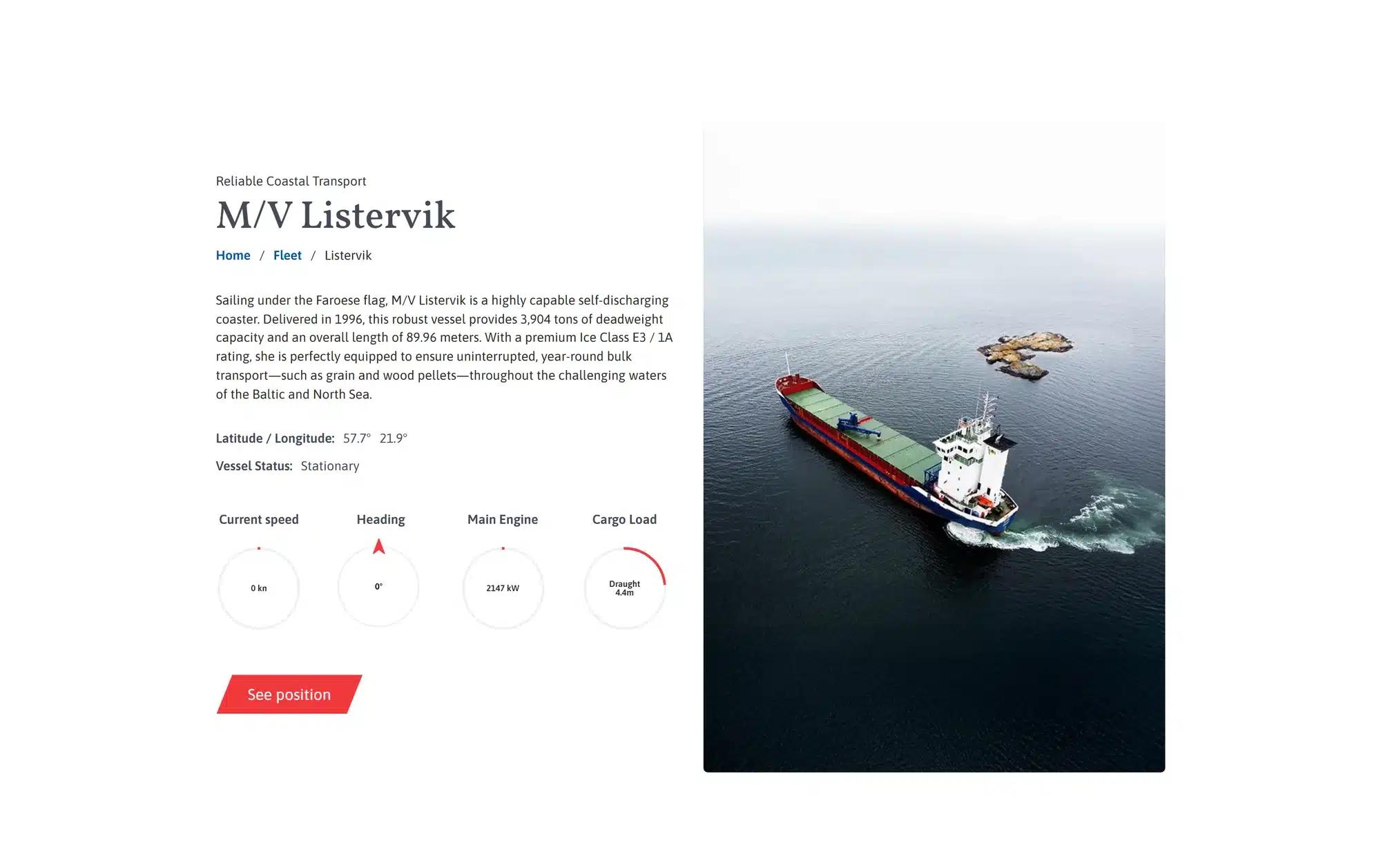 Fartygssidan för M/V Listervik med fyra runda mätare för fart, kurs, huvudmaskin och lastindikation, bredvid ett flygfoto av fartyget.