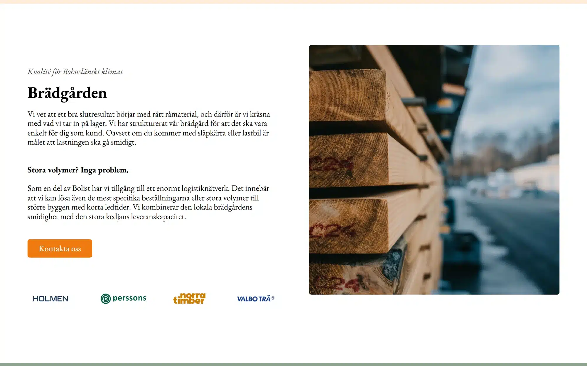 Avsnittet Brädgården: text om lagerhållning och leveranser bredvid ett närbildsfoto på staplat virke, med leverantörernas logotyper under.
