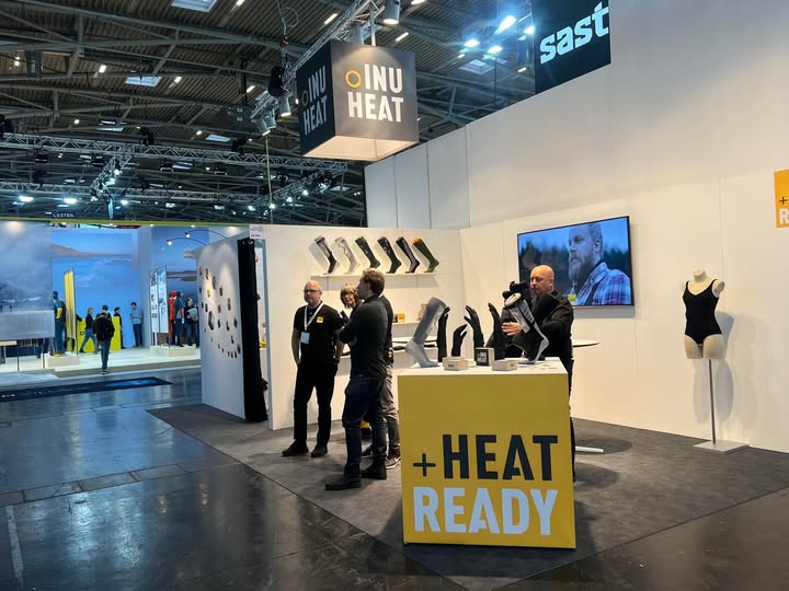 Inuheats mässmonter i München med Grafikbyråns film på skärmen