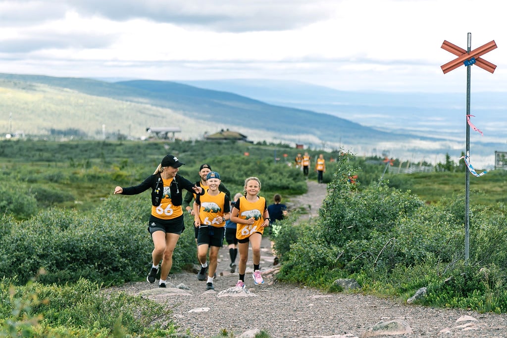 Familjer och barn på ett äventyr i naturen med Järv Äventyr