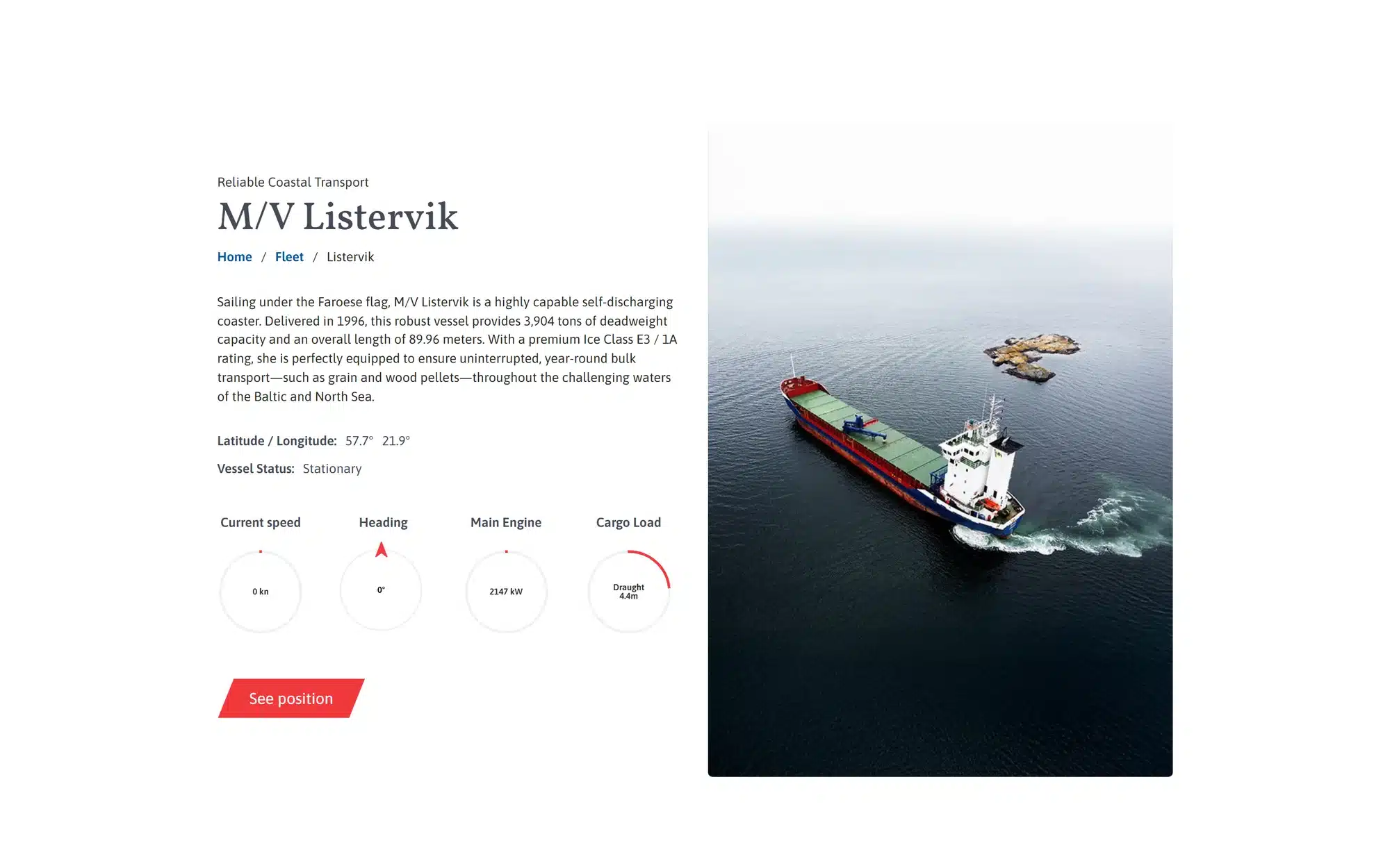 Fartygssidan för M/V Listervik med fyra runda mätare för fart, kurs, huvudmaskin och lastindikation, bredvid ett flygfoto av fartyget.