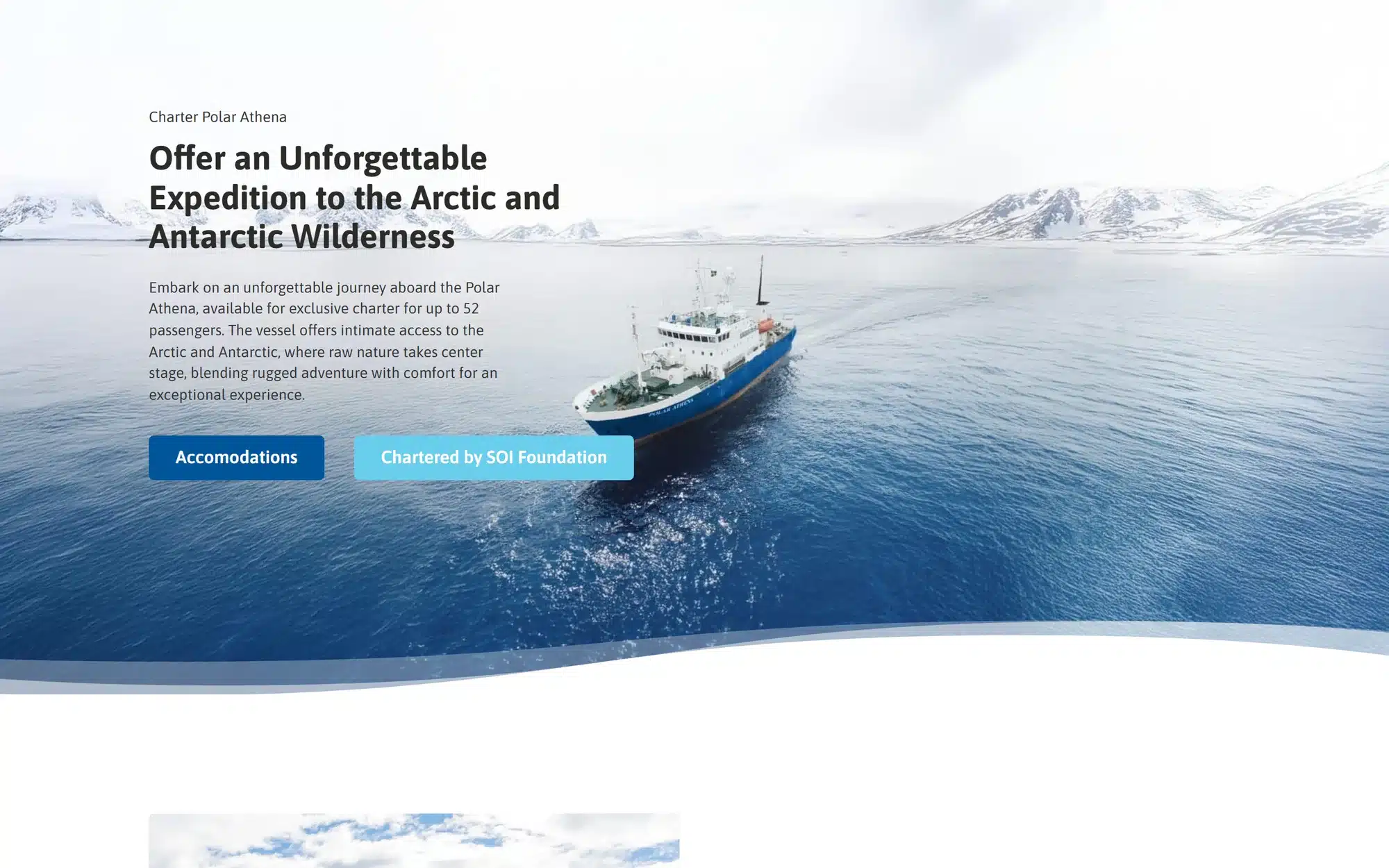 Startsidan för Polar Athena: expeditionsfartyget på öppet vatten framför snötäckta berg, med rubriken om charter i Arktis och Antarktis.